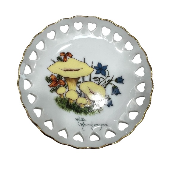 VINTAGE 1960s PORCELAIN TRINKET DISH WITH HAND PAINTED FLOWERS & HEART CUTOUTS - Picture 5 of 13